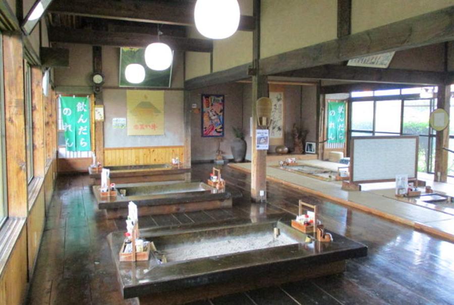 焼き上がりを待つ間も、囲炉裏を囲めば会話が弾みます