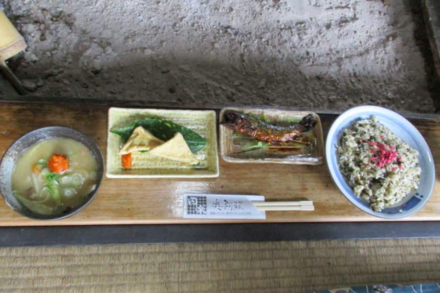 「「たかなめし定食」の高菜も自家製。定食にはだご汁がついています