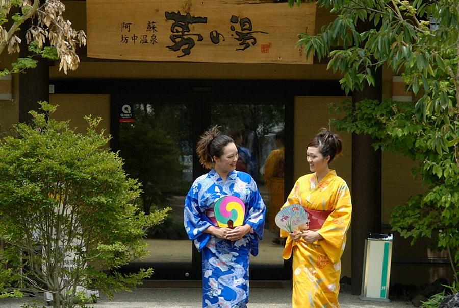 和風の落ち着いた佇まいで、地元でも人気の立ち寄り湯