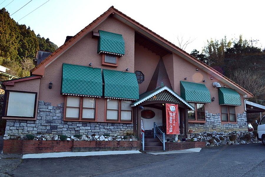 緑の屋根が特徴的な「ぎゅう丸嬉野本店」 緑の屋根が特徴的な「ぎゅう丸嬉野本店」
