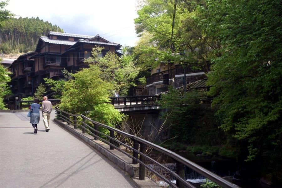 温泉街の中心部にある“いご坂”を下った先にあります 温泉街の中心部にある“いご坂”を下った先にあります