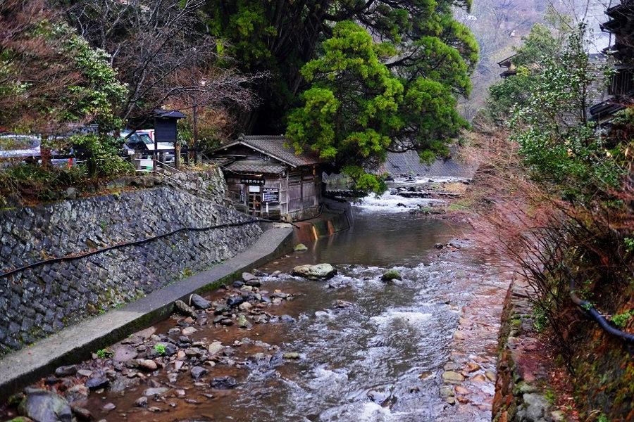 温泉街の中心部を流れる田の原川の畔にあります 温泉街の中心部を流れる田の原川の畔にあります