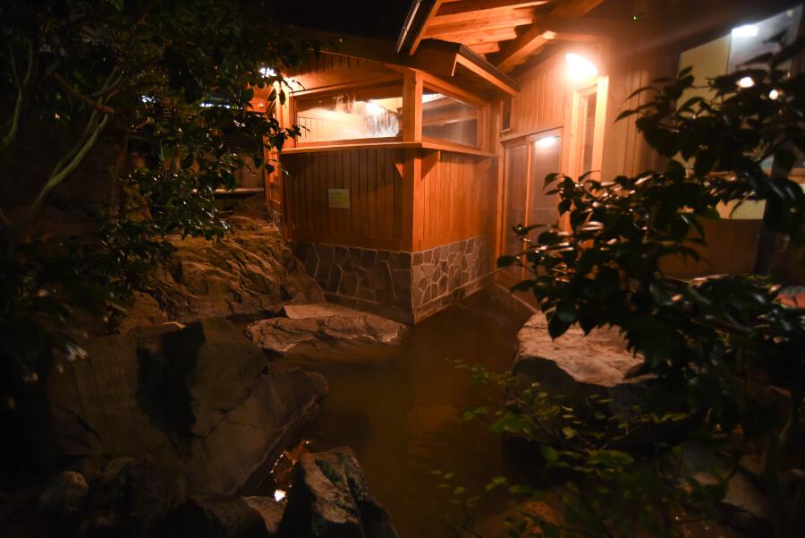 露天風呂には置石があるので半身浴もできます 露天風呂には置石があるので半身浴もできます