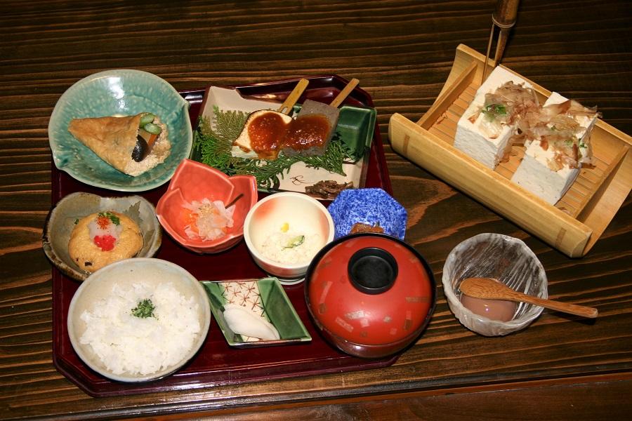 自慢の冷ややっこやみそ田楽などがセットになった「とうふ定食」 自慢の冷ややっこやみそ田楽などがセットになった「とうふ定食」