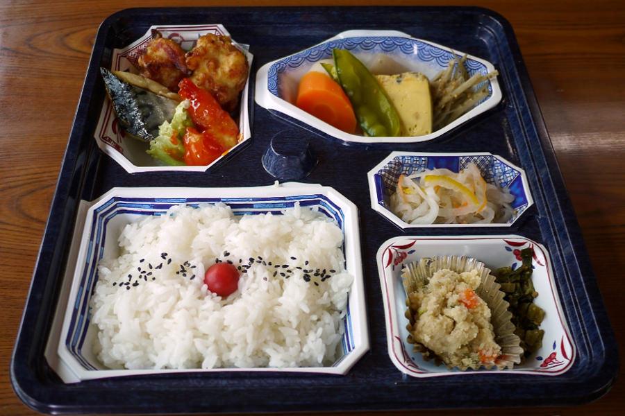 大分名物のとり天など、仕出し屋の美味しさが詰まった松花堂弁当
