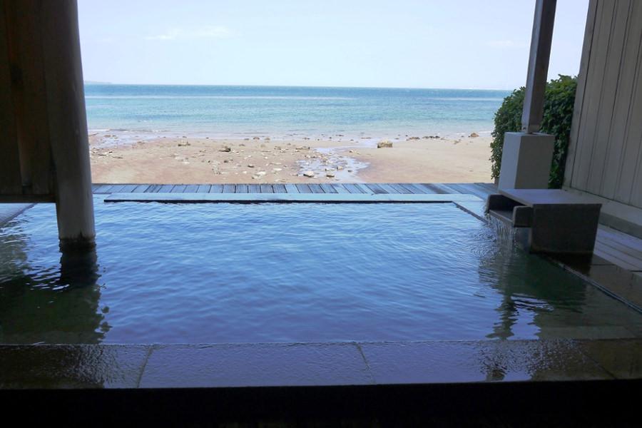 肩まで湯に浸かると目線は海抜0メートル