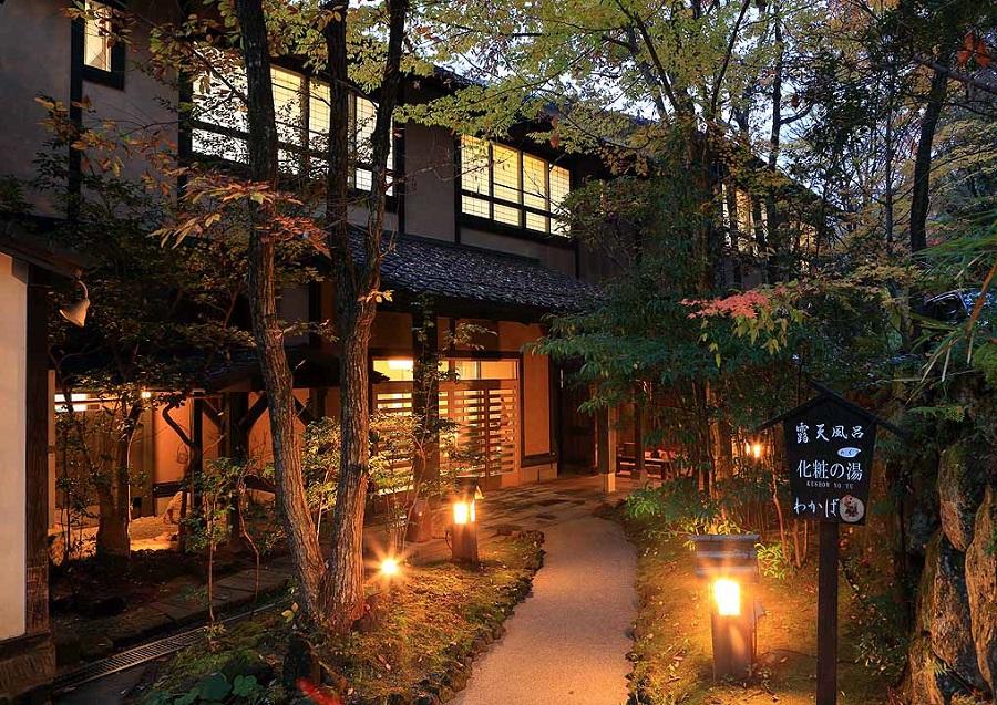 趣のある緑に囲まれた和のテイストの「旅館わかば」の中にあります 趣のある緑に囲まれた和のテイストの「旅館わかば」の中にあります