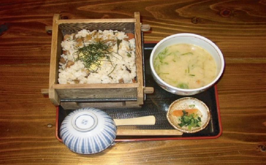「だご汁と地鶏」の定食はリピーターも多い人気商品です