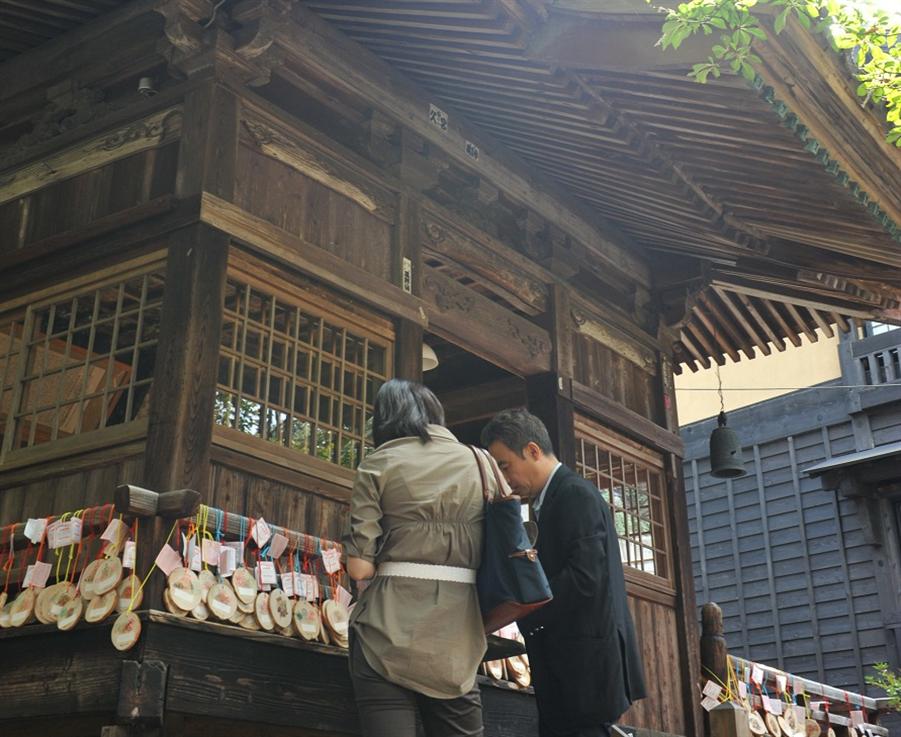 境内にはたくさんの「入湯手形」がかけられています