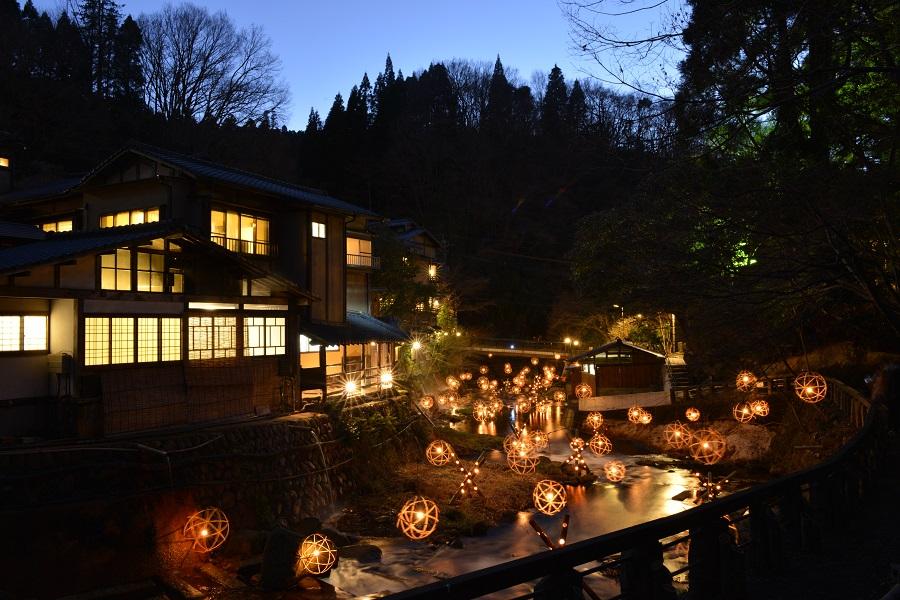 優しい灯りで包み込まれる黒川温泉街 優しい灯りで包み込まれる黒川温泉街