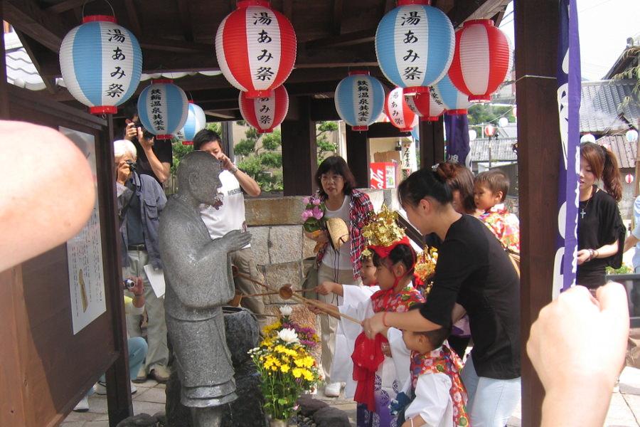 ▲鉄輪温泉の開祖「一遍上人像」に湯かけをして無病息災を願います
