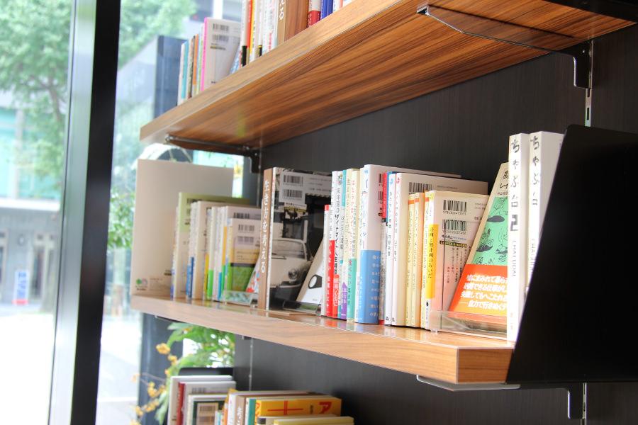 ▲本棚には約20ジャンルの本が。あなたの読みたい本が見つかります
