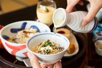 最後は薬味を添えてさっぱりとお茶漬けで頂けます 最後は薬味を添えてさっぱりとお茶漬けで頂けます