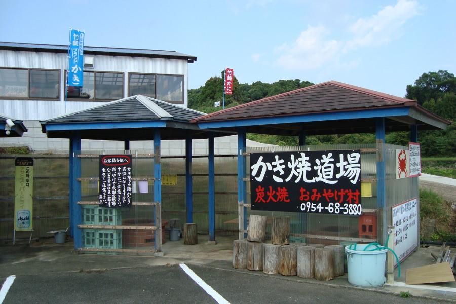 予約制の半個室席は4席あります