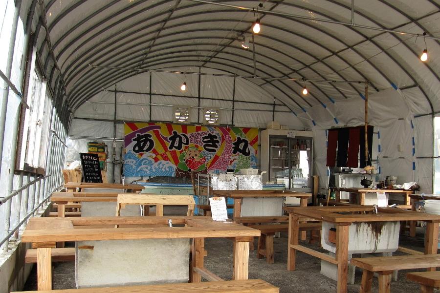 テーブル11席に約45名が利用可能。佐賀の地酒も飲めます