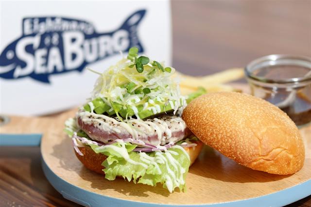 マグロタルタルアボカドバーガー