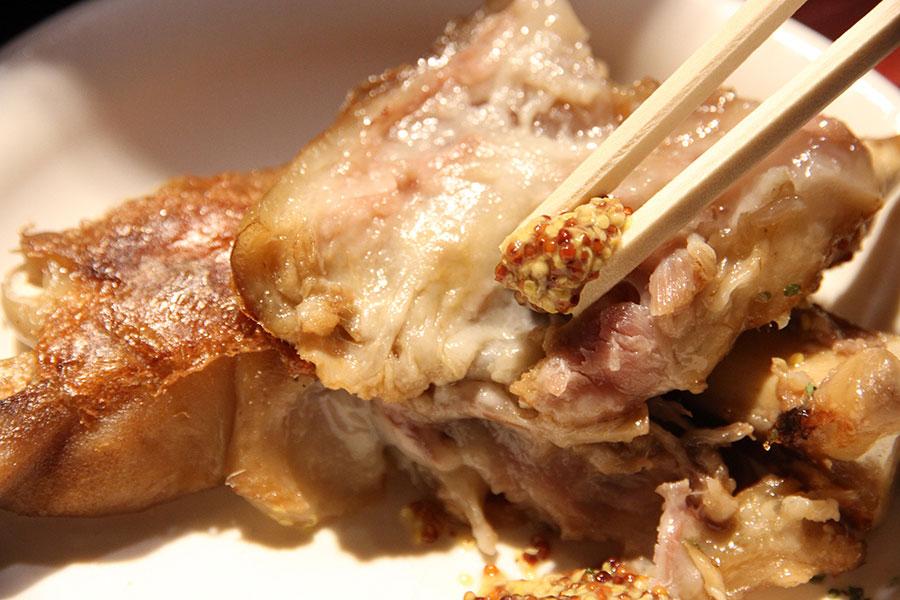 野菜と一緒に煮込み、外側をパリッと焼きあげた豚足