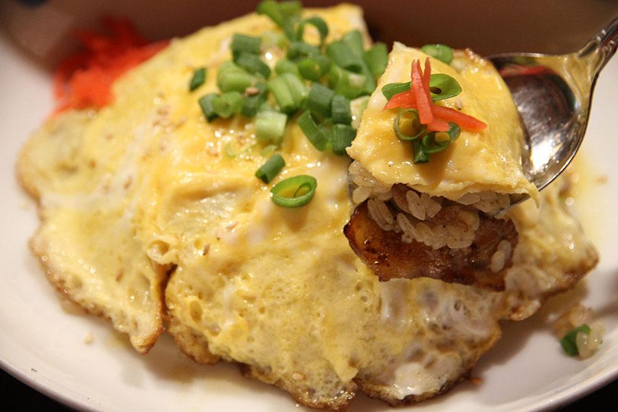 ふんわり玉子に包まれた「ガーリックチャーハン」