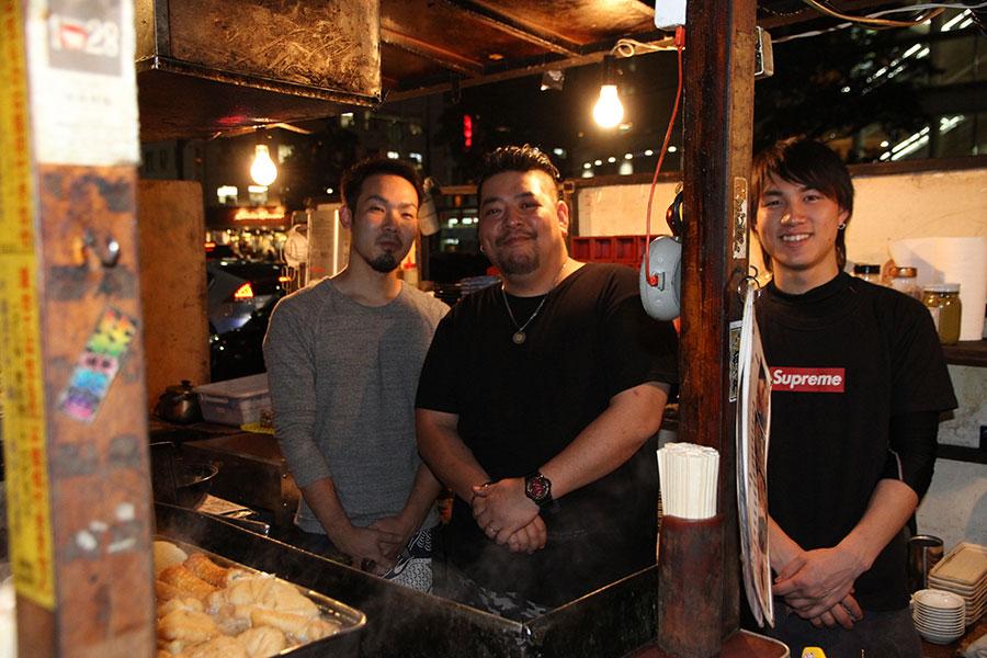 多彩なメニューを提供する岩井さん（中央）とスタッフの皆さん