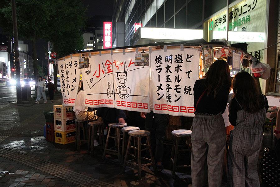 21時~22時台は特に混み合い、30分、40分待ちが当たり前の「焼きラーメン」