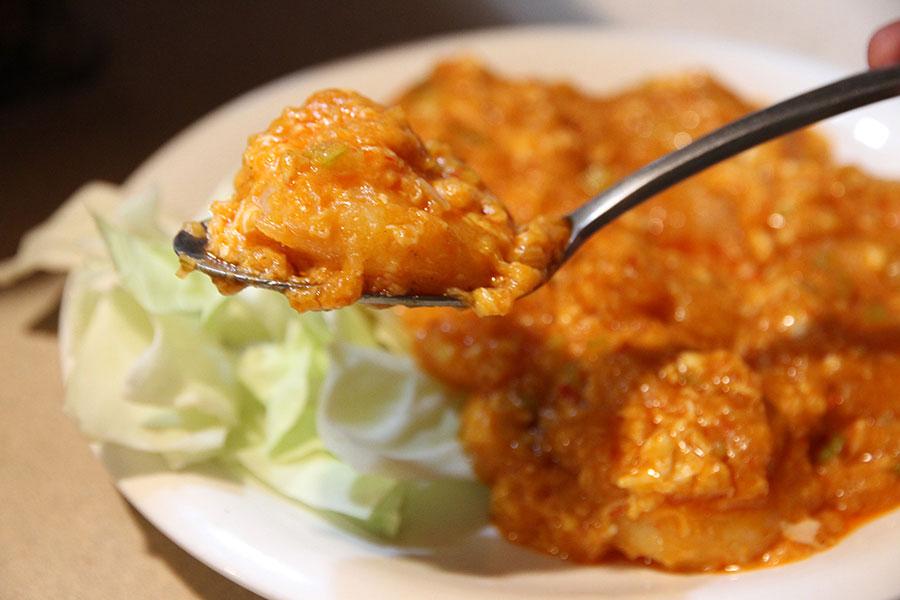 卵をといてマイルドな味わいに仕上げたエビチリ