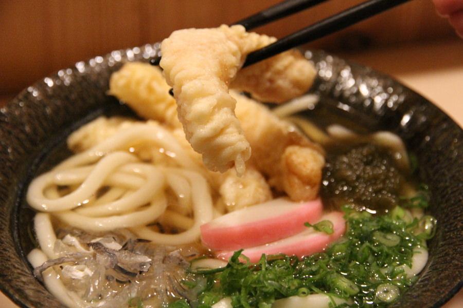 日高昆布で濃いめにだしをとった「ふぐ天うどん」
