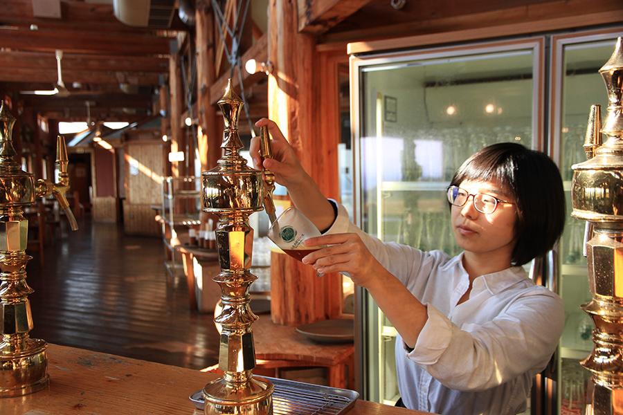 できたて地ビールが店内で楽しめる