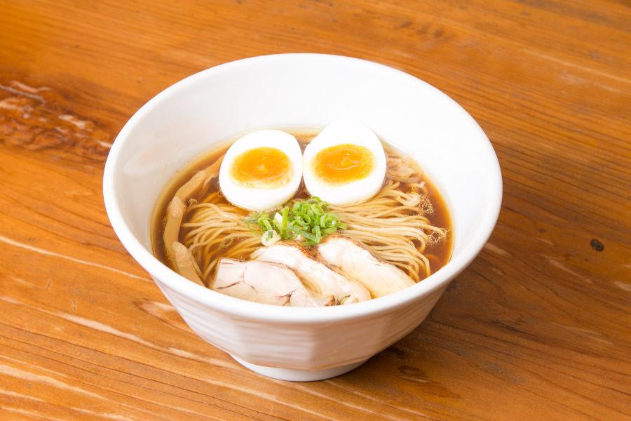 清湯スープに風味豊かな醤油ダレを合わせた一杯