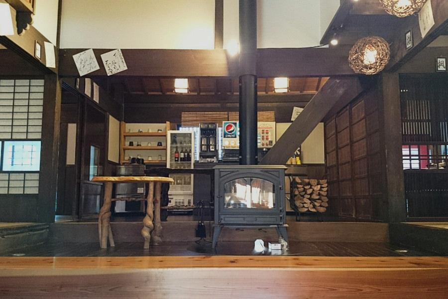 薪ストーブや、落ち着いた木のぬくもりを感じる店内で食事ができます