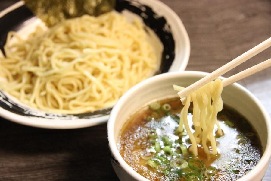 ラーメンスープに醤油ダレと節粉を入れたつけ汁で食べる魚介豚骨つけ麺