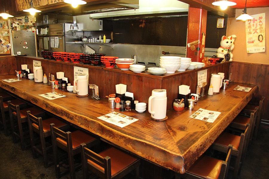木を基調とした温かみのある店内