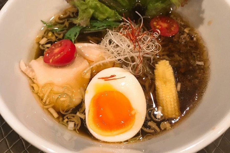 醤油のうまみと深みを感じる熟成生醤油ラーメン