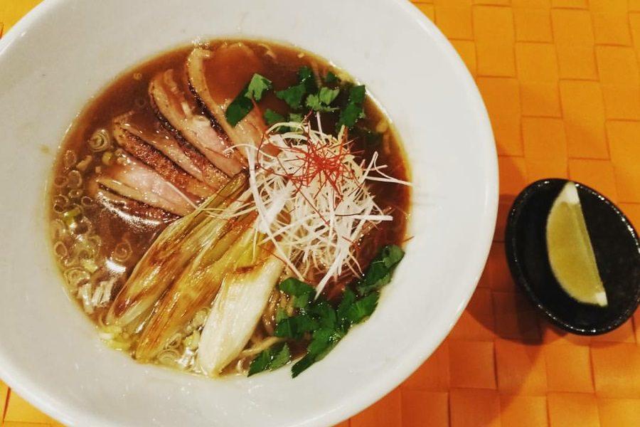 鴨南はカモだしと生醤油のスープにあぶりカモをトッピング
