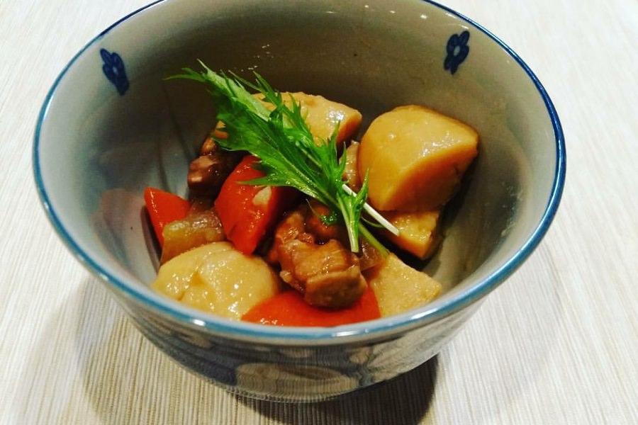 ホロホロに煮込まれた鶏じゃが