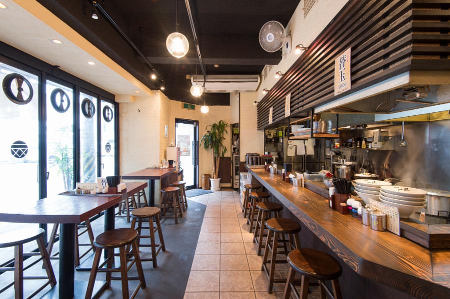 店は料理人の兄弟が営みます 店は料理人の兄弟が営みます