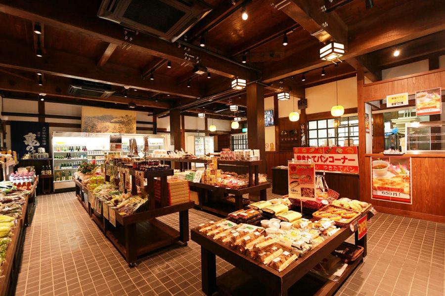 焼きたてパンなどが並ぶ店内