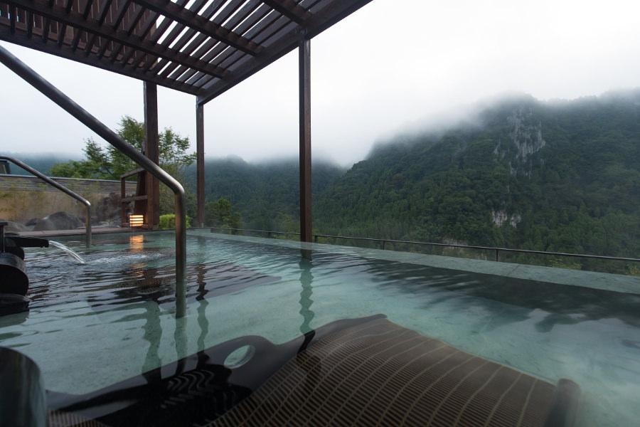▲大浴場の屋外には寝ながら渓谷を眺められる寝湯があります
