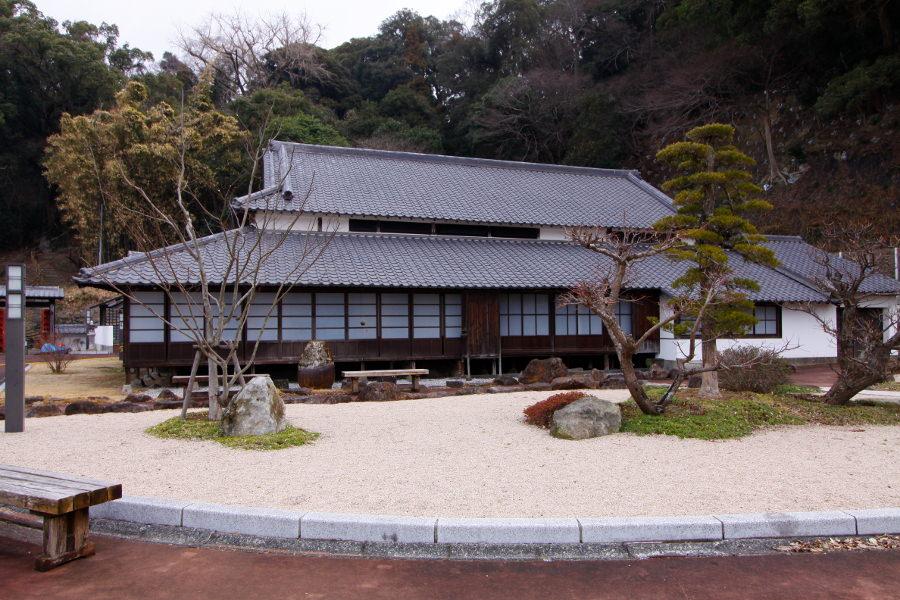 湯太夫展示館。内部は天井に太い梁がめぐる重厚な空間