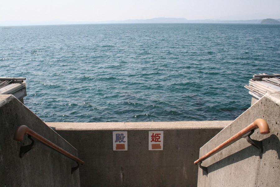 男女別の湯舟はどちらも海面擦れ擦れです