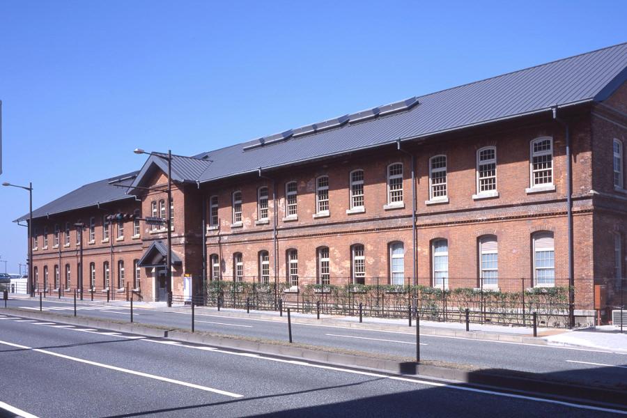 明治時代建設の赤レンガ造りのレトロな建物