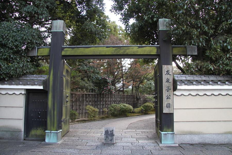 荘厳な冠木門（かぶきもん）の入口
