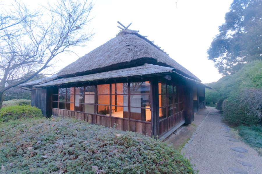 伝統的な茅葺屋根の「水縄茶寮」では食事と共に祥酎も味わえます