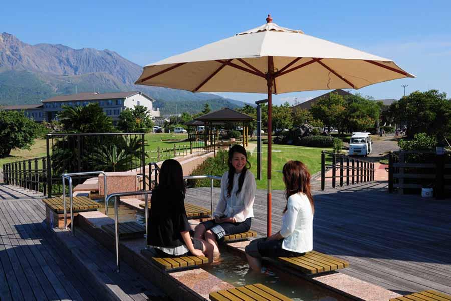 ▲桜島にある日本最大級の足湯で、歩き疲れた足をリフレッシュ(レインボー桜島) ▲桜島にある日本最大級の足湯で、歩き疲れた足をリフレッシュ(レインボー桜島)