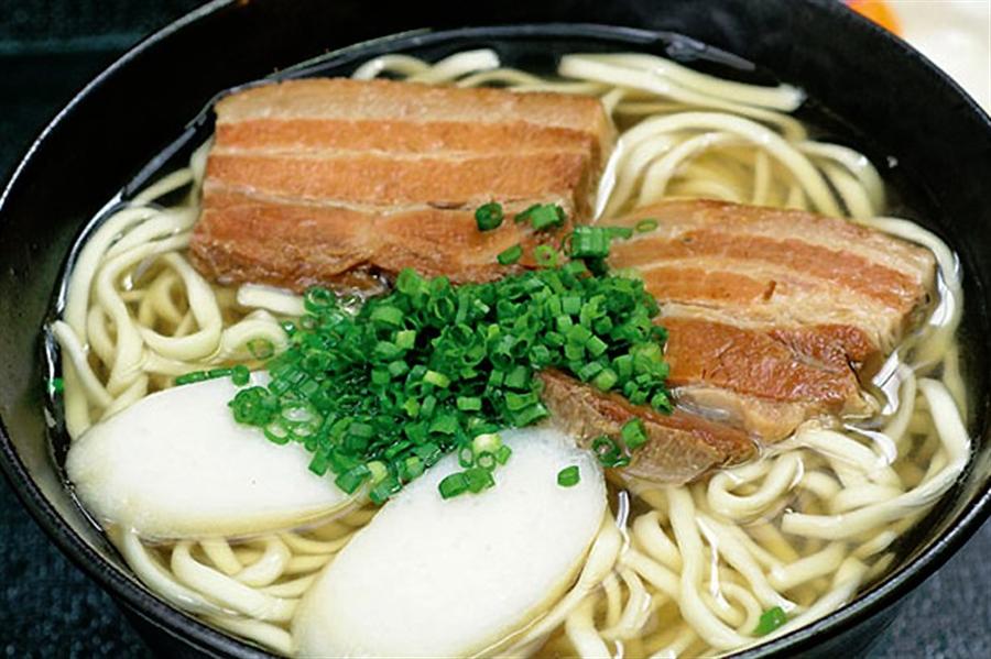 モノレール駅から近い沖縄そば屋を紹介