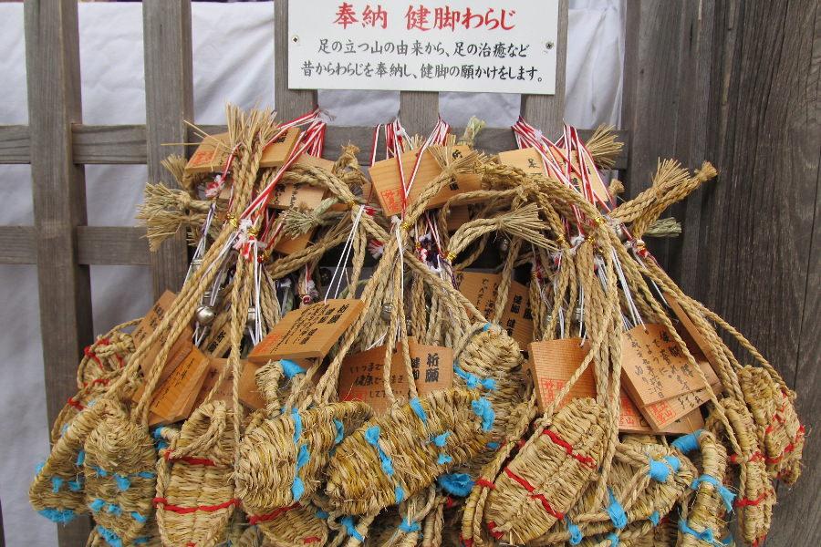 奉納された健脚わらじ