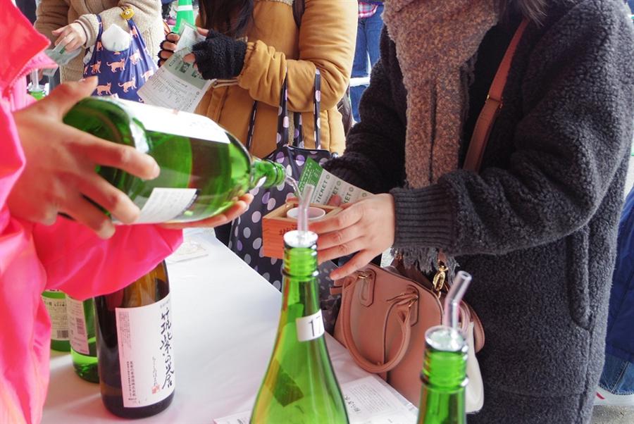 8つの酒造の銘酒を飲み比べ