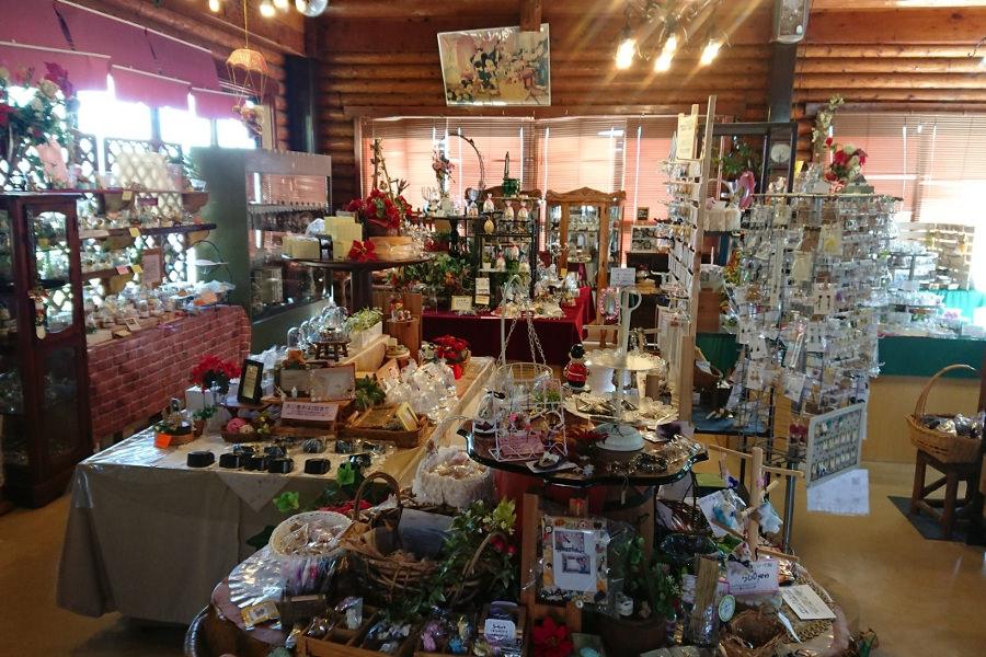 店内には多種多様なオルゴールがたくさん並んでいます