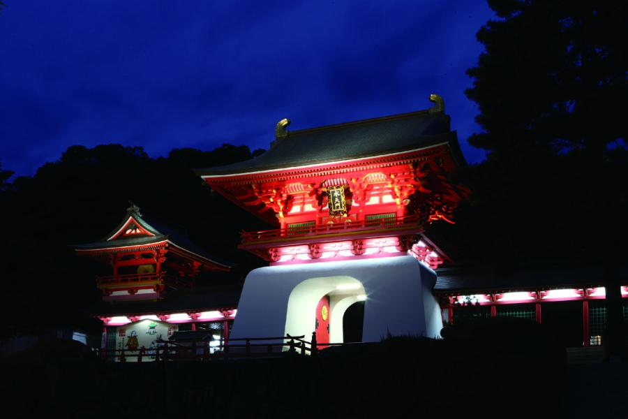 竜宮城のようなたたずまいの下関の赤間神宮