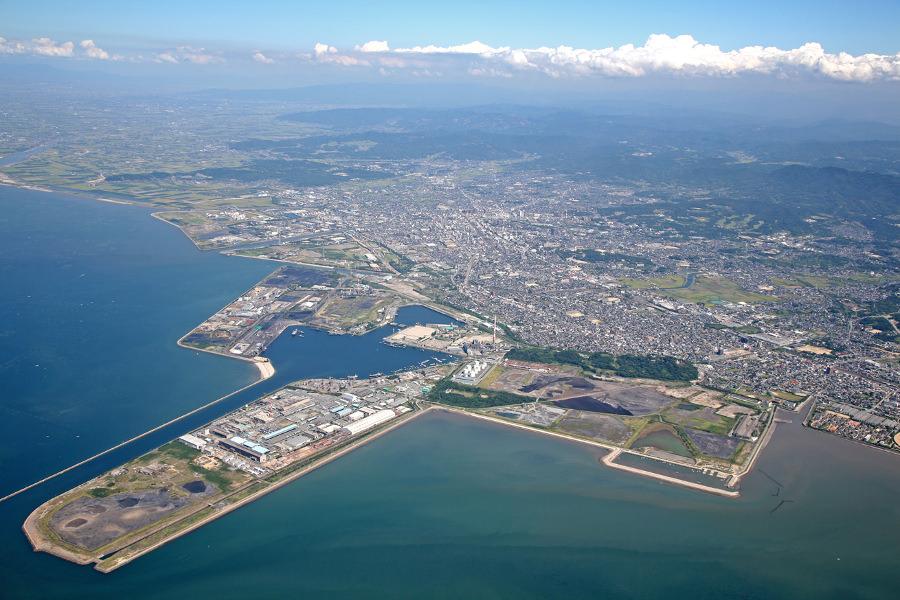 三池炭鉱の積み出し港として1908年に開港し、今も現役で稼働する三池港