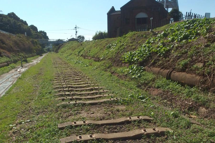 三池炭鉱の大動脈として活躍した専用鉄道敷跡